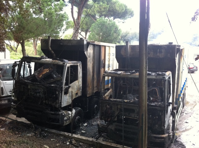 Marino, 500mila euro in fumo: le foto esclusive: quello che resta dei tre camion Multiservizi dati alle fiamme