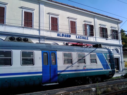 Albano, deragliamento in stazione per la Littorina: molta paura, nessun ferito. Linea interrotta a Marino