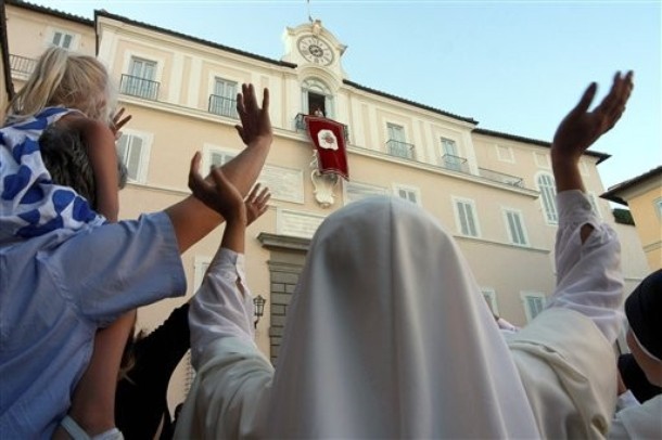 Papa, l’addio di Benedetto XVI: il volo da Roma ai Castelli, l’ultima benedizione a Castelgandolfo:torno come semplice pellegrino