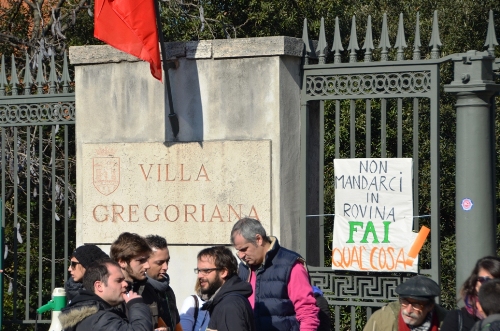 Tivoli, manifestano i lavoratori di Villa Gregoriana