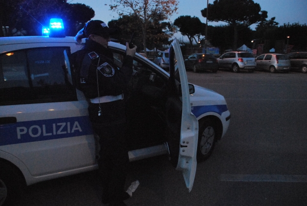 Ciampino, investe donna e cane: Polizia Locale ritira la patente