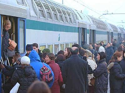 Bracciano, i pendolari occupano i binari della FR3