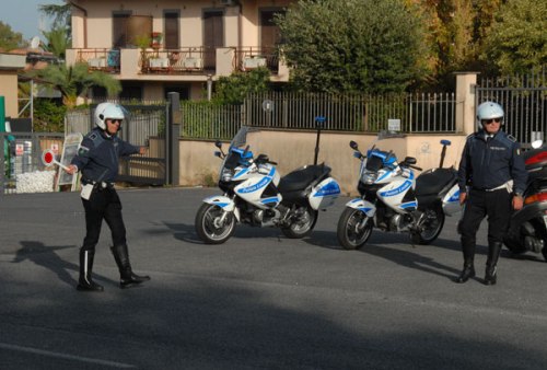 Ciampino, Polizia locale sanziona imbrattatori seriali e rimuove manifesti abusivi