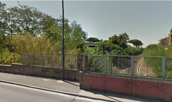 Minaccia di gettarsi dal ponte della ferrovia a Ciampino, salvato e denunciato dalla Polizia Locale