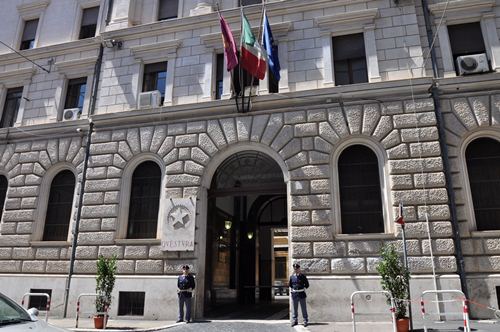 Accessi non autorizzati al sistema indagini della PS, arrestato un funzionario