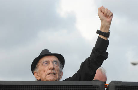 Morto don Gallo, il prete con il sigaro che portava il Vangelo alle manifestazioni