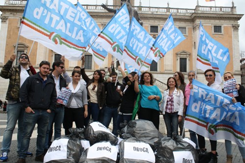 Flash mob di Fratelli d’Italia contro la droga