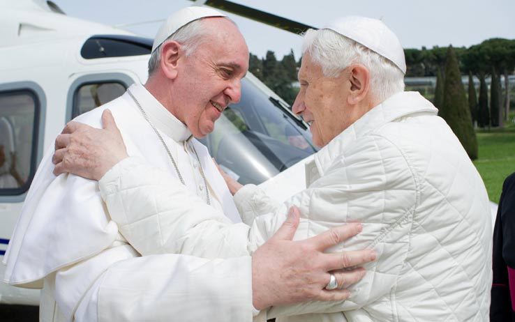 Benedetto XVI torna in Vaticano: con due Papi la Chiesa cambia la Storia