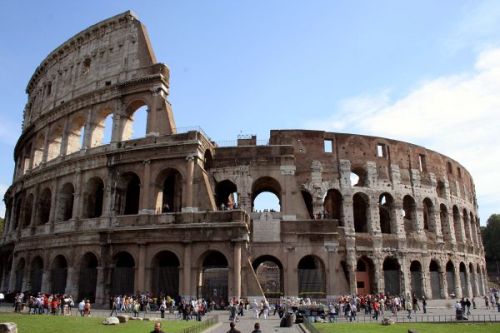 Ordinanza anti-centurioni a Roma: la polemica sui monumenti