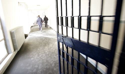 Velletri, droga e cellulari ai detenuti in carcere: 14 arresti