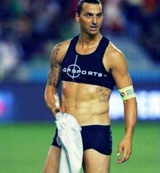 Calcio, clamoroso a Parigi: Ibrahimovic in reggiseno