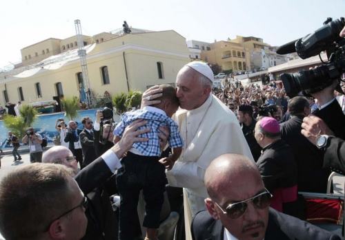 Le lobbies di politici e cardinali italiani privi d’imbarazzo surclassate dalla forza della tenerezza di Papa Francesco