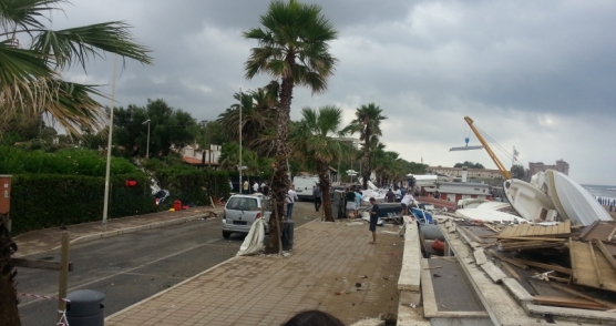 Violenta tromba d’aria a Santa Severa: volano lettini e canoe