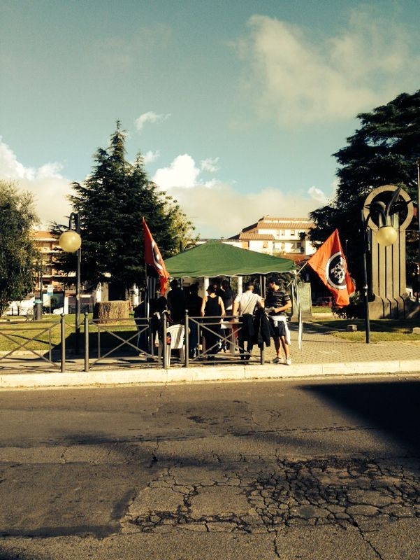 Casapound contro il carovita: pane gratis a Ciampino