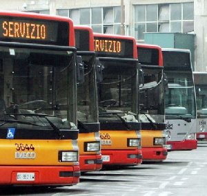 Stazione Colosseo, autobus “in arrivo”. Ma solo per i display luminosi…