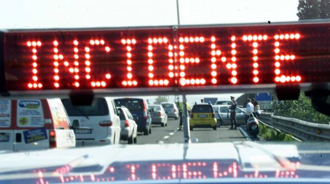 Incidente sulla Roma- Fiumicino: camion prende fuoco