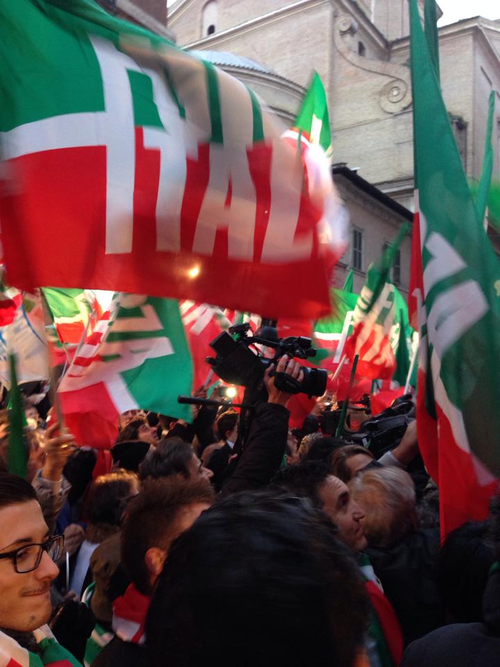 Il Senato approva la decadenza. Berlusconi alla piazza: “Oggi è un giorno di lutto per la legge”