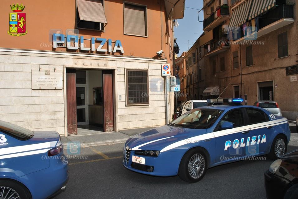 Beccato mentre si arrampicarsi al primo piano di una villa. Poi sperona l’auto della polizia