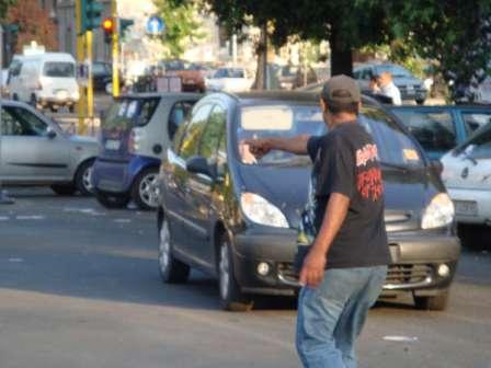 Piaga abusivi, “se non mi paghi, ti spacco la macchina”