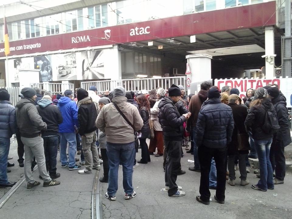 Atac, lavoratore minaccia di darsi fuoco. Conclusa protesta senza incidenti – FOTO