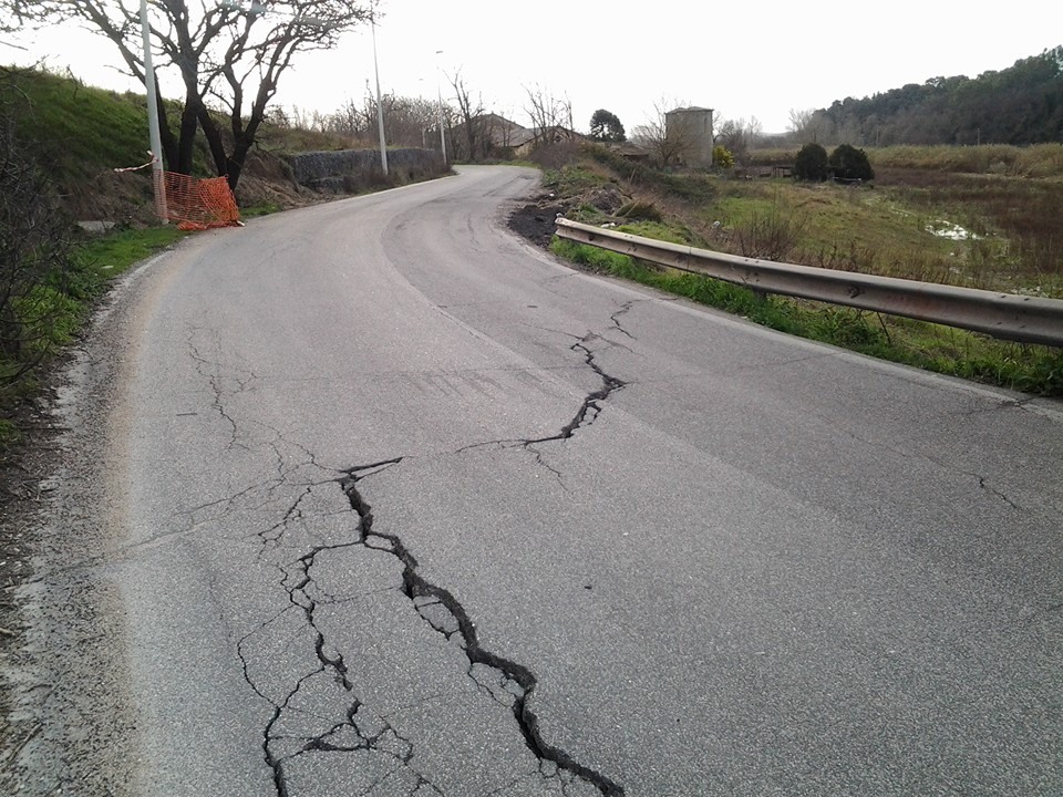 XII Municipio, via di Brava a pezzi e chiusa al traffico. “Cittadini esausti”