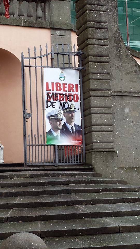 Marino, vandali sfregiano lo striscione per i Marò a Palazzo Colonna