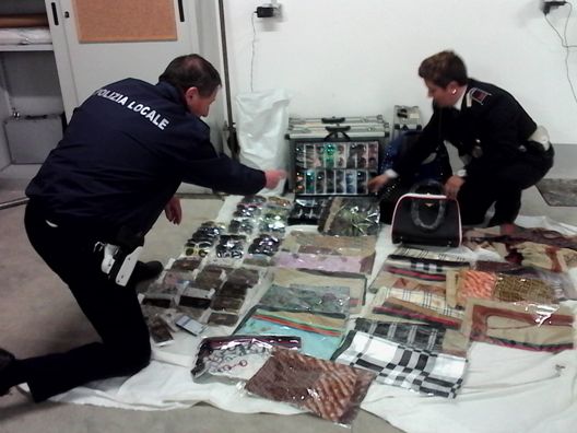 Ciampino, lotta all’abusivismo: sequestrati 150 pezzi di merce in vendita al mercato