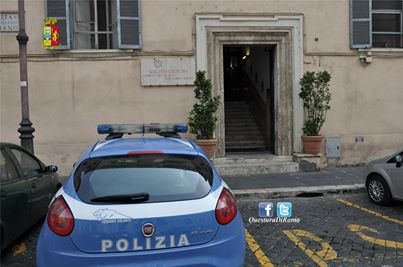 Roma, mostra le parti intime e tenta di urinare davanti alla Colonna Antonina: arrestato