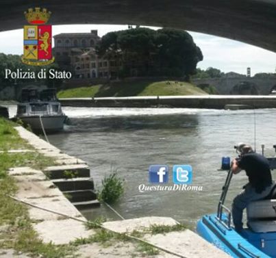 Battello turistico con 15 persone a bordo rischia di finire tra le cascate del Tevere