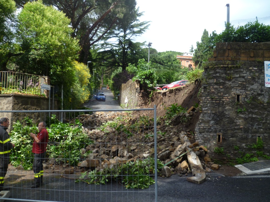 Maltempo, a Grottaferrata crolla un muro. Amministrazione comunale a lavoro