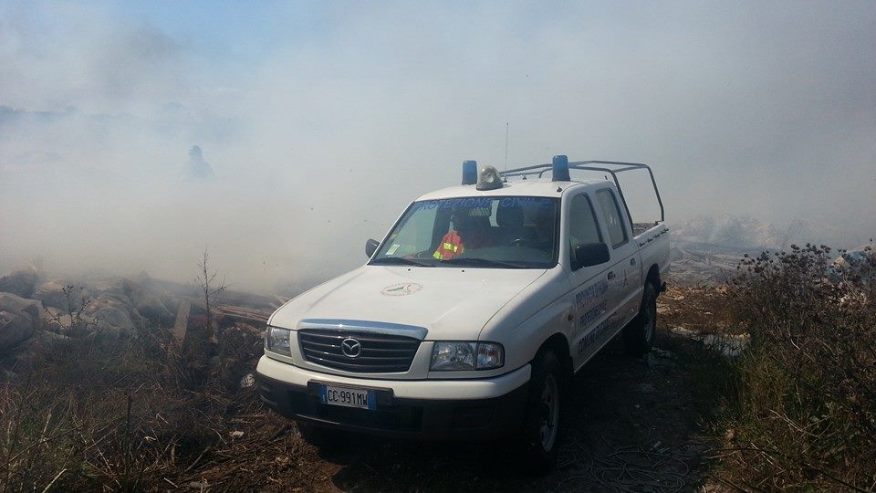 La Barbuta, incendio di grandi dimensioni al campo nomadi – LE FOTO