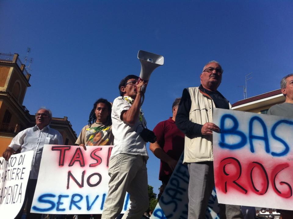 Tor Sapienza, vasto rogo a due passi dal centro immigrazione