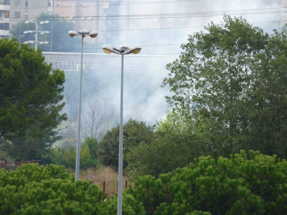 Tor Sapienza senza pace: ancora roghi tossici in via Salviati