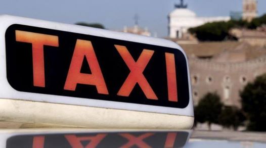 Taxi, sì al transito provvisorio su via Fori Imperiali. Ma il Comune dice ‘no’