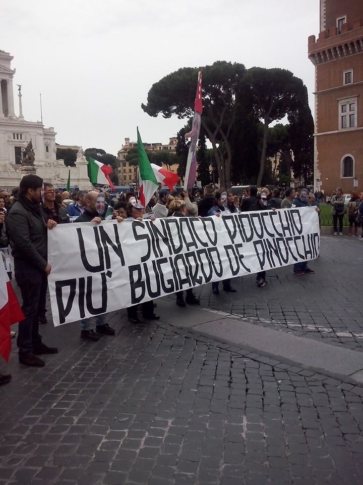 Roma, sfila il corteo contro il degrado nelle periferie al grido “Marino, vattene”