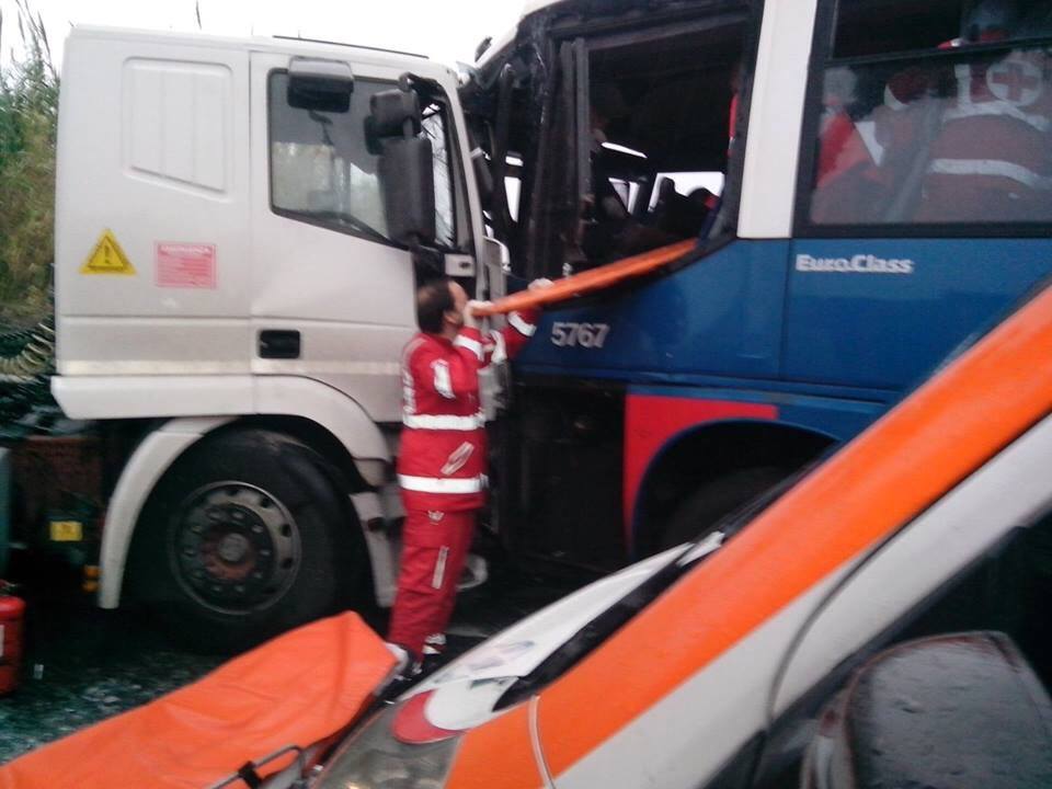 Prenestina, bus Cotral evita frontale: nessun ferito grave