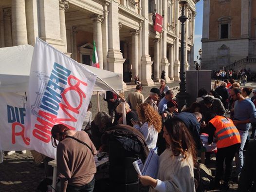 Raccolta firme per far ‘sgommare’ Marino da Roma: in tanti a piazza del Campidoglio