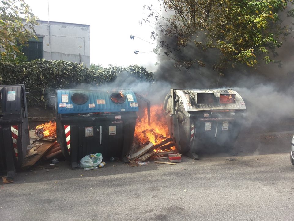 Cassonetti in fiamme a Tor Sapienza. Ama sotto accusa