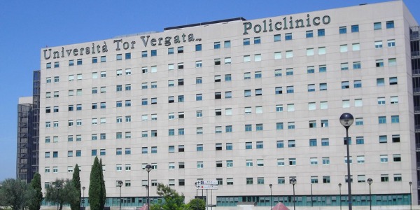 Quattro lavoratori in protesta sul tetto del Policlinico Tor Vergata