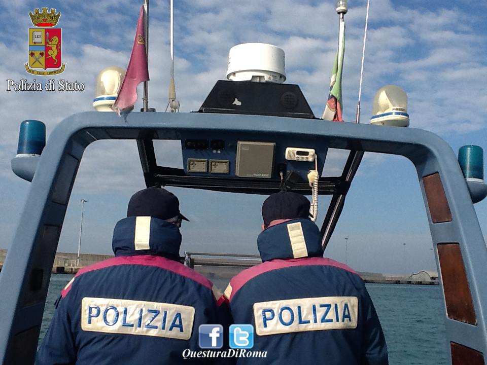 Civitavecchia, col motore in avaria in mezzo al mare: salvati dalla motovedetta