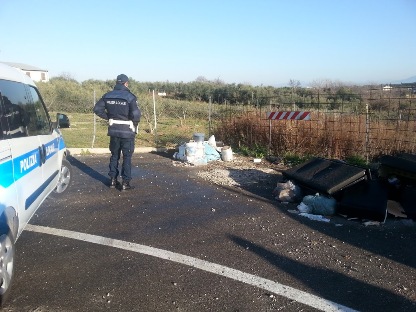 Ciampino, la Polizia Locale ferma autore di discarica abusiva in strada