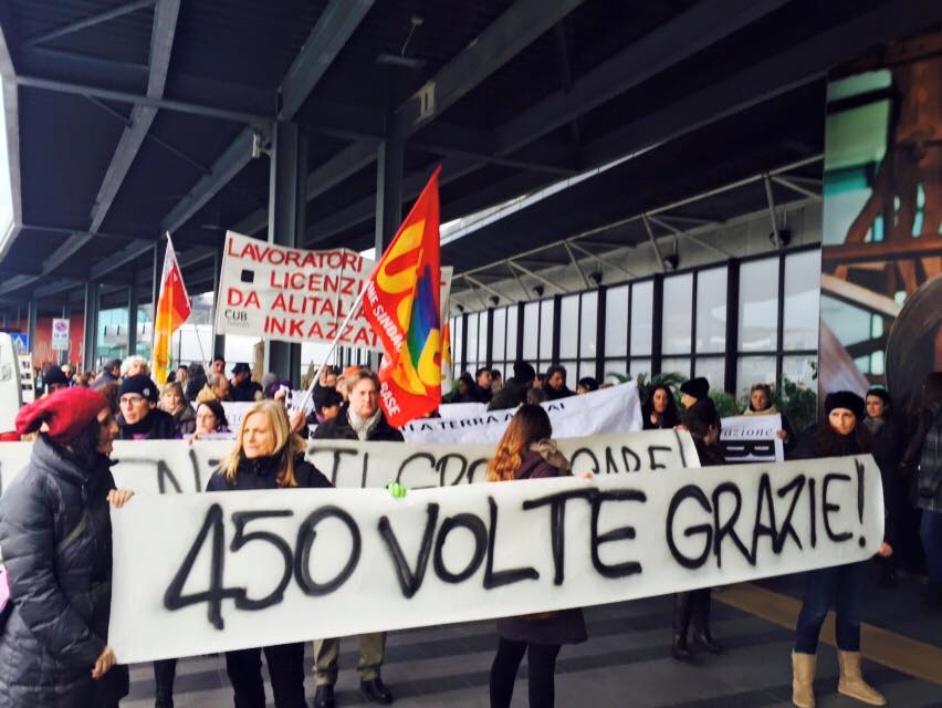 Aeroporto, dipendenti Groundcare in protesta: ‘450 volte grazie’… ai licenziamenti