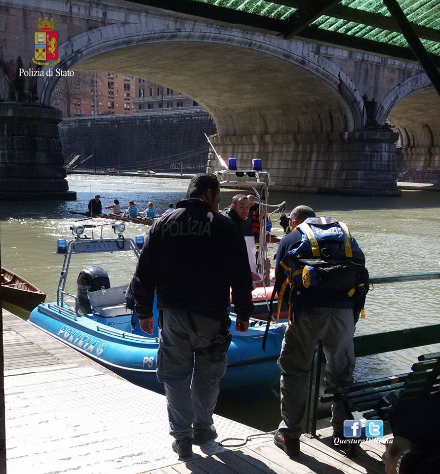 La canoa si ribalta e cadono nel Tevere: salvati dalla squadra nautica