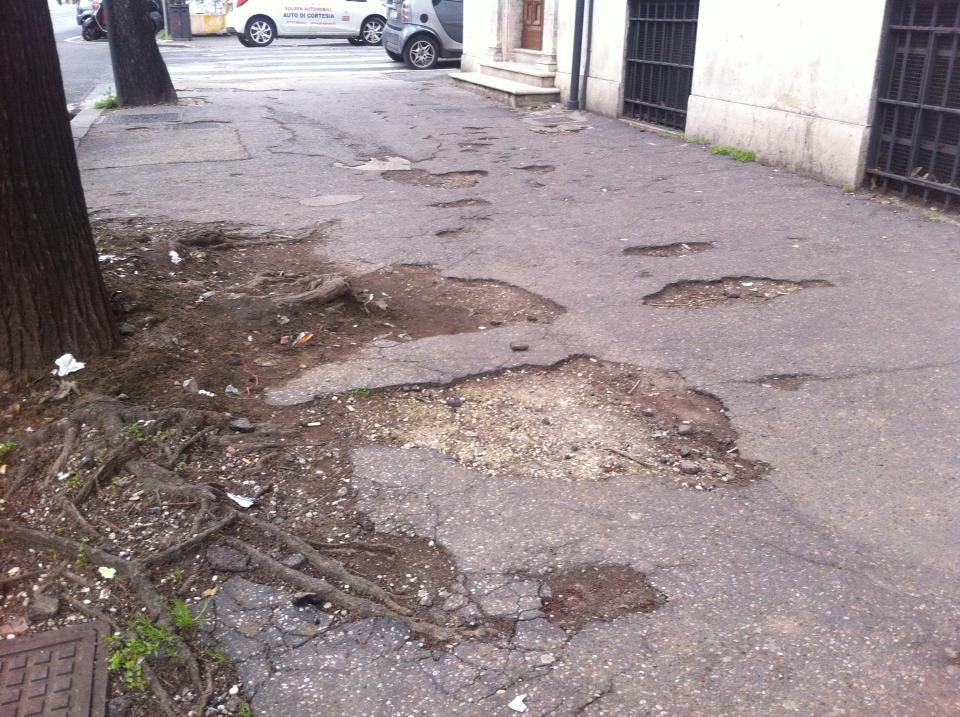 Roma, buche e marciapiedi colabrodo in viale Manzoni