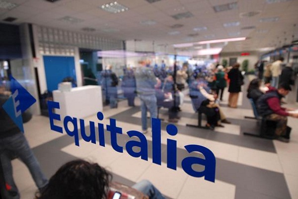 Equitalia, centinaia di cittadini in fila a via Petroselli