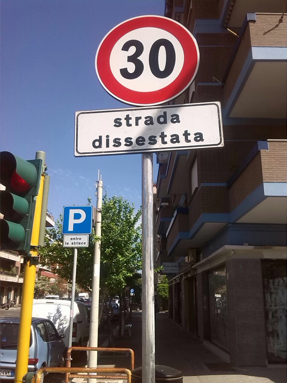 “Strani” segnali stradali avvistati tra le vie di Ostia