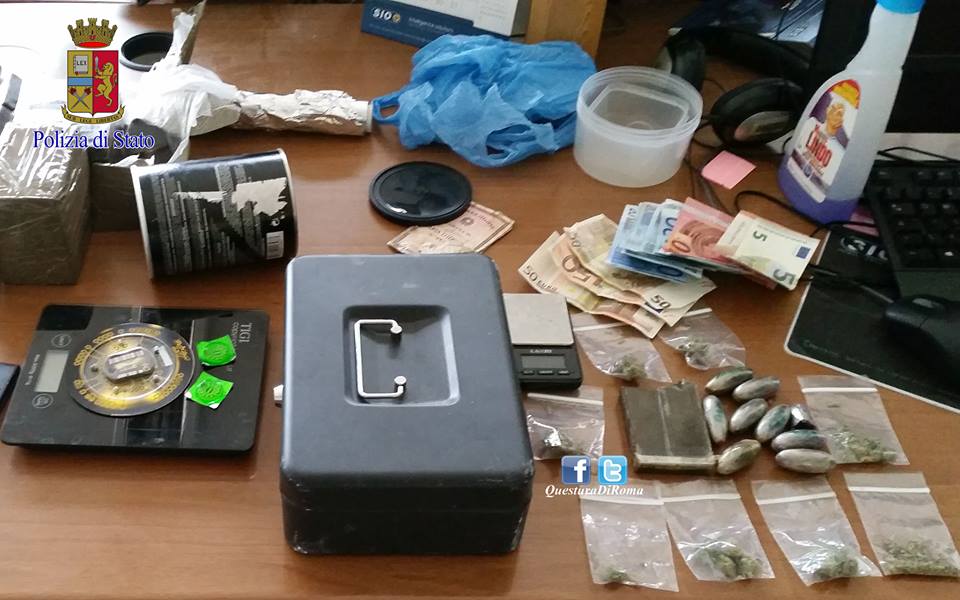 Roma, arrestati due pusher: nascondevano in casa cocaina e hashish