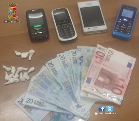 Cocaina e soldi nei calzini: beccato pusher a Colli Aniene