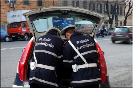 Ostia, blitz in mercatino abusivo: trovata una sciabola tra i panettoni