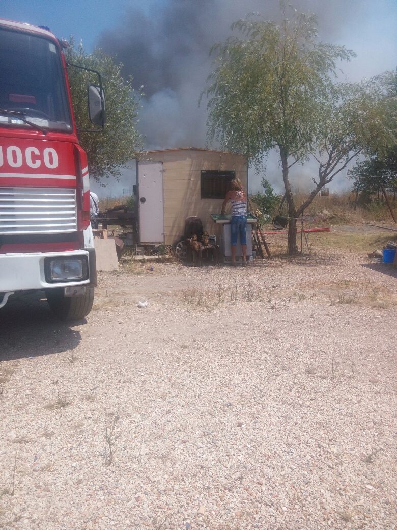 Fiamme a La Barbuta, fuoco minaccia baracche e impianto depurazione